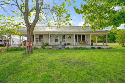 Photo of 25099 Farm Road 137, Petty, TX 75470 (MLS # 21234044)