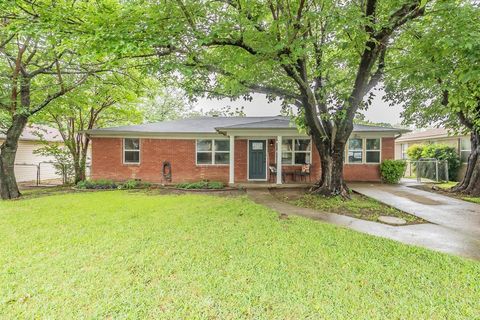 Photo of 1009 Zelda Dr, Hurst, TX 76053 (MLS # 21248679)