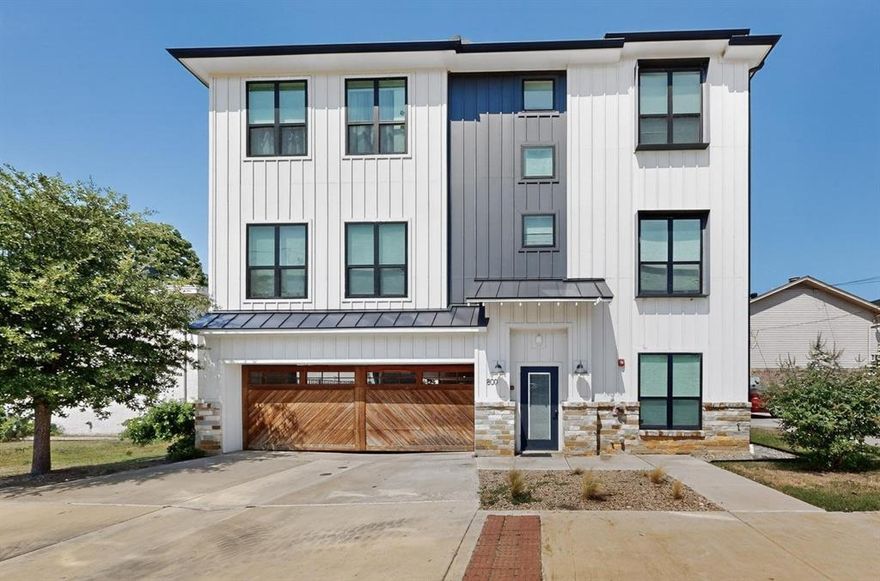 Luxury student housing walking distance to UNT. We offer spacious, open floors plans that are the perfect place to call home. Available Unit #2.