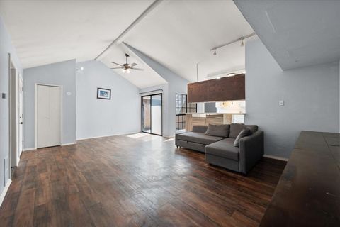 621 Stonehenge Drive Grand Prairie TX 75052
