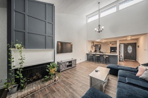 Photo of 1001 Woodoak Court, Fort Worth, TX 76112 (MLS # 21248741)