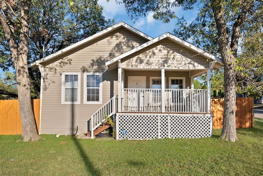 Welcome to your new home! This delightful 2-bedroom, 2-bathroom house is situated on a large corner lot, offering ample space and privacy. Located just minutes from downtown Dallas, you'll enjoy easy access to a variety of restaurants, shops, and entertainment options.
Step inside to find a cozy living area with plenty of natural light, perfect for relaxing or entertaining guests. The kitchen is well-equipped with modern appliances and plenty of counter space for all your culinary needs. Both bedrooms are generously sized, providing a comfortable retreat at the end of the day. Outside, the expansive yard offers endless possibilities for gardening, outdoor activities, or simply enjoying the beautiful Texas weather. With its prime location and charming features, this home is a must-see! Don't miss out on this fantastic opportunity to own a piece of Dallas. Schedule a showing today!