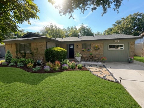 Photo of 1424 E Parker Road, Plano, TX 75074 (MLS # 21396202)