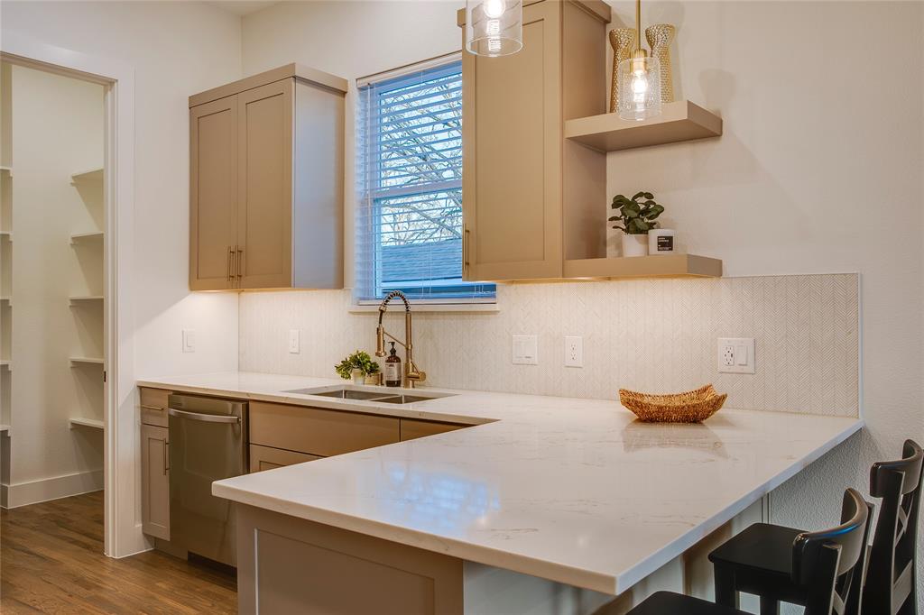 910 Hollywood Avenue