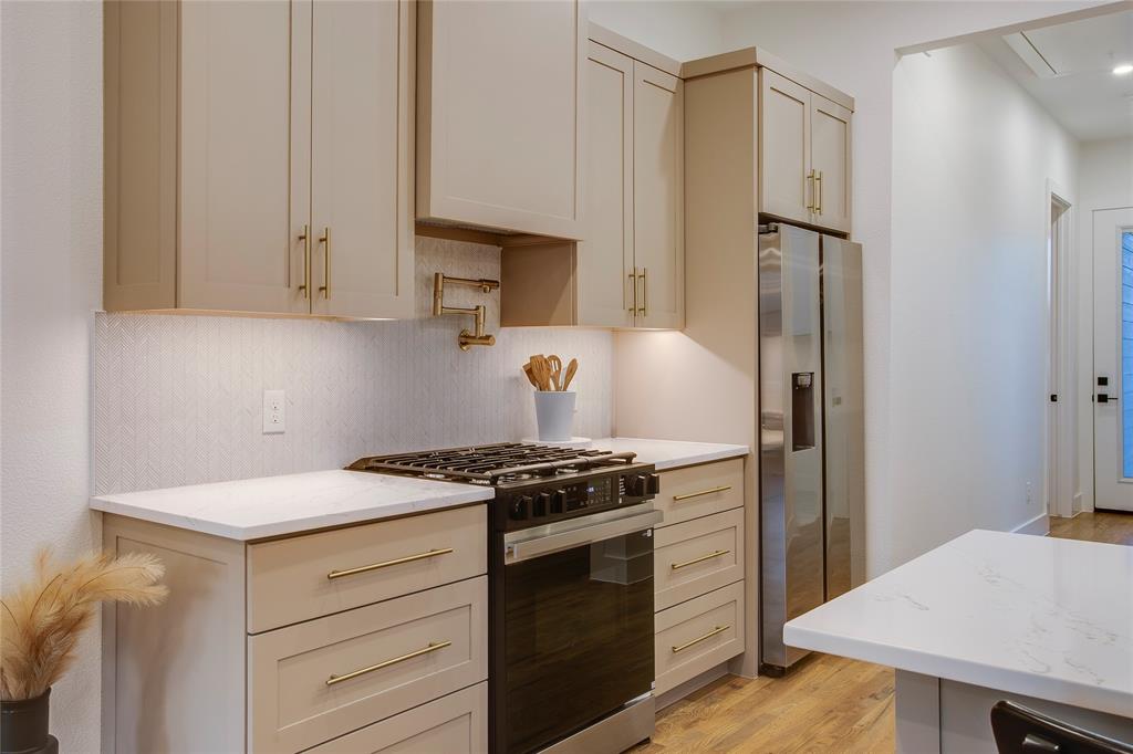 910 Hollywood Avenue