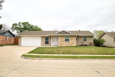 Photo of 2709 Meadows Drive Dr, Plano, TX 75074 (MLS # 21225412)