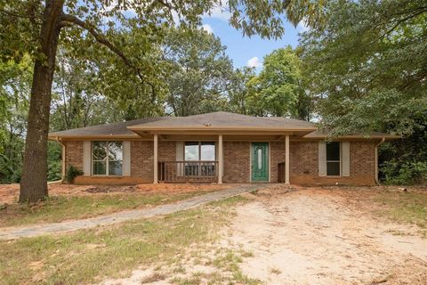 A home in Lindale