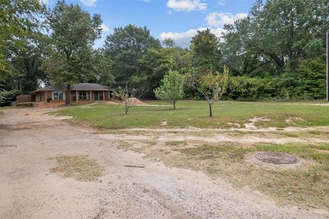 A home in Lindale