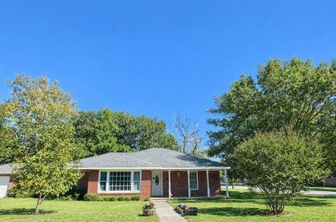 Photo of 724 S Rusk Street, Gainesville, TX 76240 (MLS # 21152086)