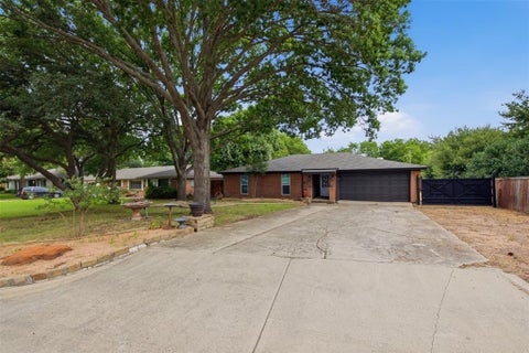 Photo of 917 E Worth Street, Grapevine, TX 76051 (MLS # 21375263)