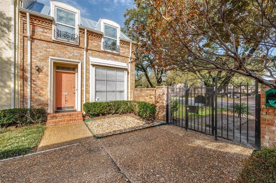 Updated 2 bedroom and 1.5 bathroom condo in gated community is ready for its new owners! HOA covers gas, water and electricity. Roof is like new and only 2 years old. Spacious floorplan and covered parking. So much to love about this great condo in coveted Colony Square subdivision. See agent for more details.