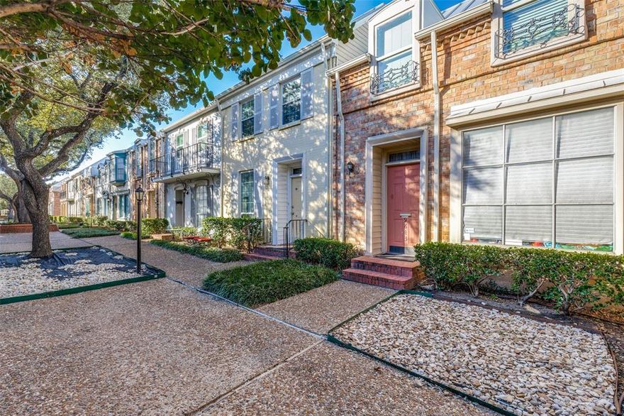 Updated 2 bedroom and 1.5 bathroom condo in gated community is ready for its new owners! HOA covers gas, water and electricity. Roof is like new and only 2 years old. Spacious floorplan and covered parking. So much to love about this great condo in coveted Colony Square subdivision. See agent for more details.