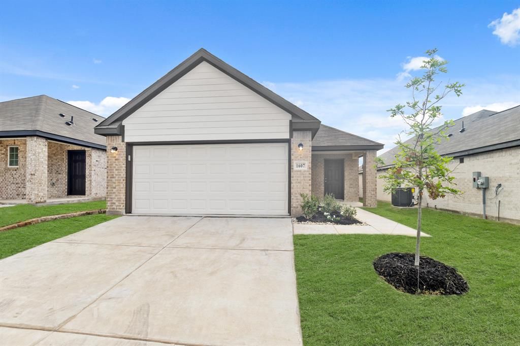 Photo for 1607 Romans Road, Ennis, TX 75119 (MLS # 21101515)