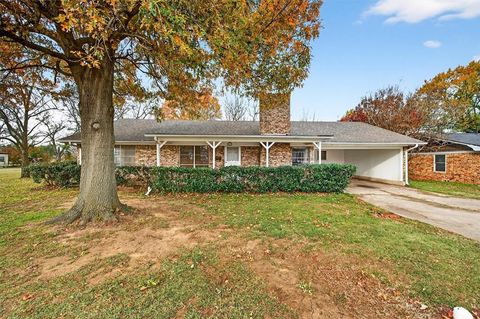 Photo of 800 Carver Street, Whitesboro, TX 76273 (MLS # 21137509)