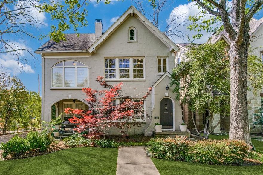 Located within the prestigious Highland Park ISD and zoned to highly rated Bradfield Elementary, this beautifully maintained upstairs duplex offers timeless charm and generous space in a prime location. With 1,809 square feet of living space, this home combines classic architectural details with thoughtful updates for comfortable everyday living.
Step inside to find high ceilings, hardwood floors, and plantation shutters throughout. The bright and inviting living room centers around a decorative fireplace and flows seamlessly into the dining and kitchen areas, creating an ideal space for relaxing or entertaining.
The kitchen features granite countertops, counter-height seating, and space for a breakfast table. A walk-in pantry offers excellent storage, and the adjacent utility closet includes a full-size washer and dryer for added convenience.
The home offers two large bedrooms, each with spacious walk-in closets and great natural light. An additional bonus room makes the perfect home office, den, or guest space. Thoughtful extras include Elfa shelving, ceiling fans, and attractive rugs (all of which will remain for tenant use).
Water and yard maintenance are included in the monthly rent, making this a worry-free choice. Tenant parking includes two dedicated spaces in the front driveway.
This quiet and established Highland Park neighborhood provides easy access to parks, shops, dining, and top-tier schools—offering a rare opportunity to lease a home in one of the most sought-after areas of Dallas.