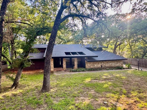 Photo of 2000 Mill Creek Dr Drive, Arlington, TX 76010 (MLS # 21302788)