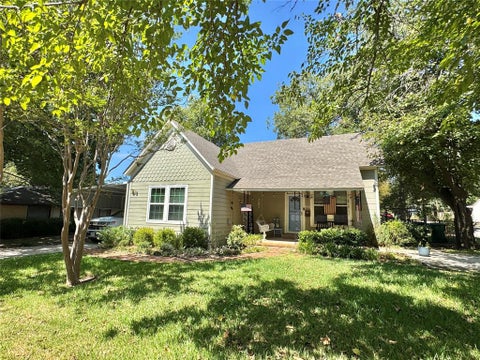 Photo of 229 E Tennie Street, Gainesville, TX 76240 (MLS # 21398249)