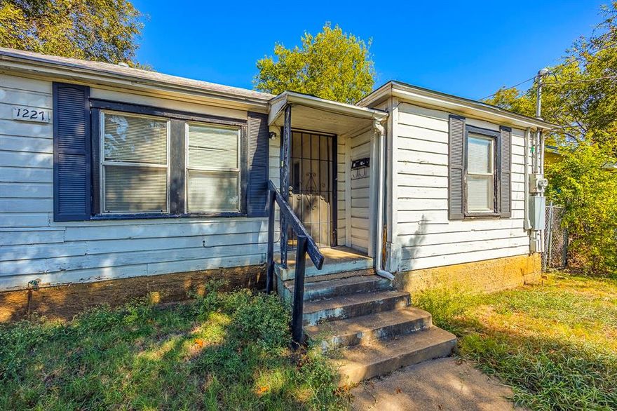 Great Starter home in a great central location. Minutes to downtown, shops, restaurants, and attractions. Home needs a little updating but is in good condition.