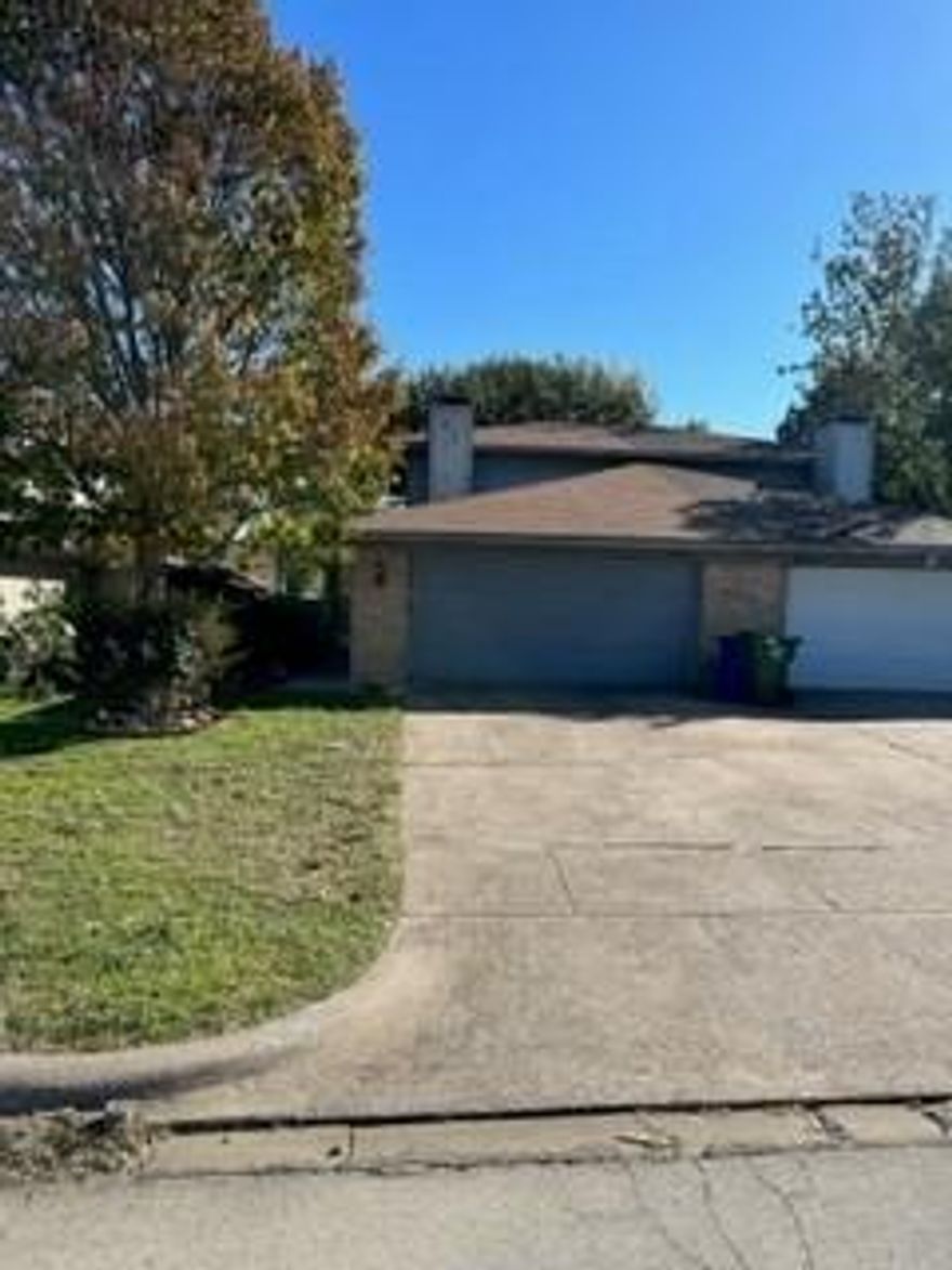 Great investment opportunity, duplex with lot of potential, 2 story, 3 bedroom, 2 full bath, AC unit maybe year old, close to parks, Schools, shopping,