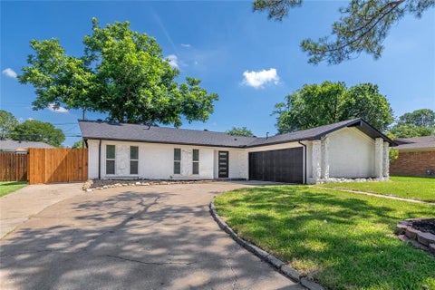 Photo of 524 Circleview Drive N, Hurst, TX 76054 (MLS # 21290003)