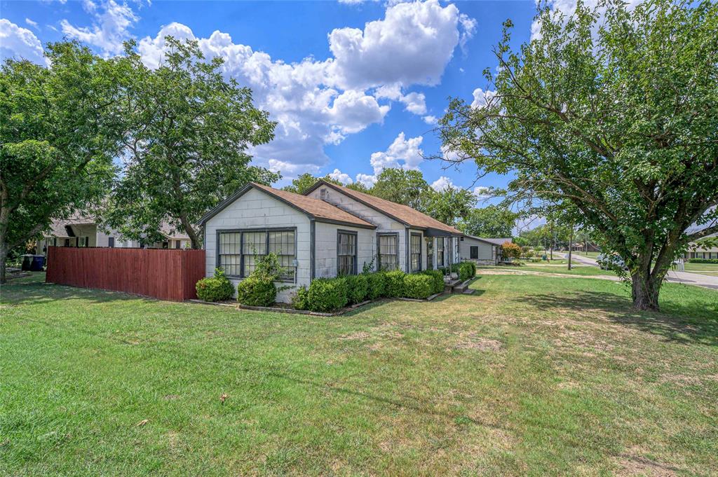 602 W Pecan Street
