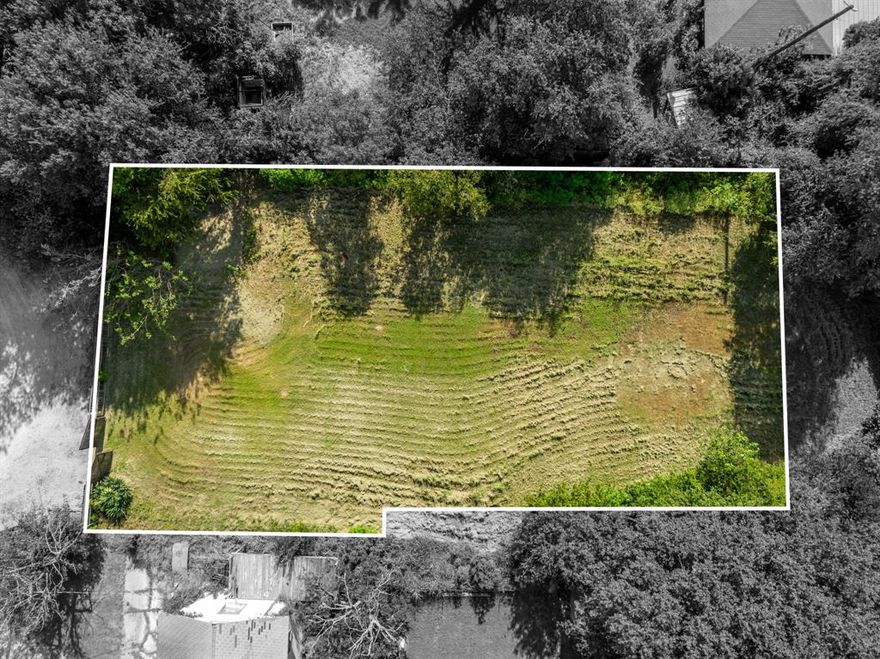 Here’s your opportunity to own a piece of Hillsboro just minutes from downtown and I-35. This .22-acre lot is landlocked, offering a blank canvas for the right investor with the vision and expertise to unlock its potential.