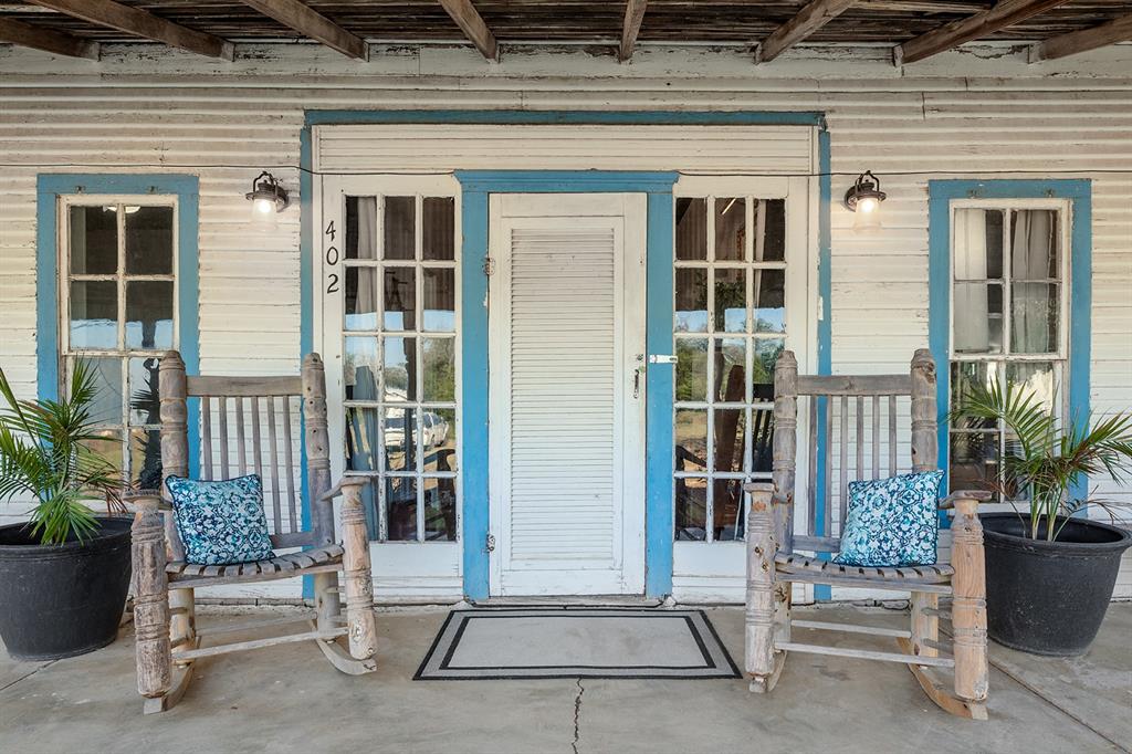 402 N Live Oak Street