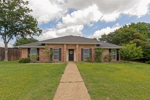 Photo of 2013 Pleasant Valley Drive, Plano, TX 75023 (MLS # 21297950)