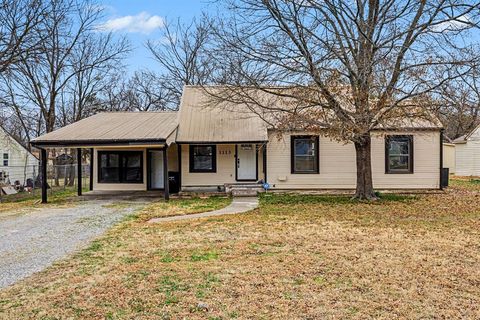 Photo of 1113 Commerce Drive, Greenville, TX 75401 (MLS # 21185167)