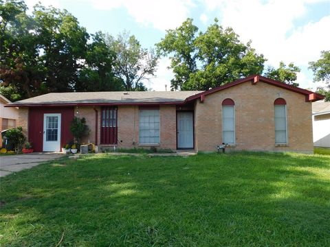 Photo of 925 Shorecrest Drive, Garland, TX 75040 (MLS # 21223567)