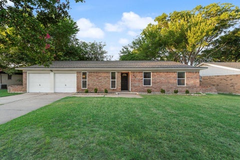 Photo of 913 Childers Avenue, Benbrook, TX 76126 (MLS # 21347502)