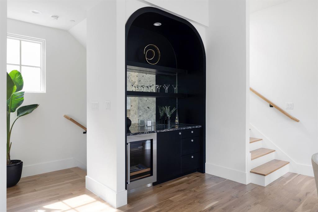 3943 Hawthorne 102