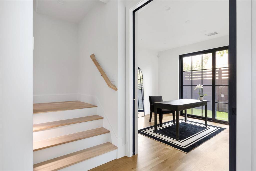 3943 Hawthorne 102