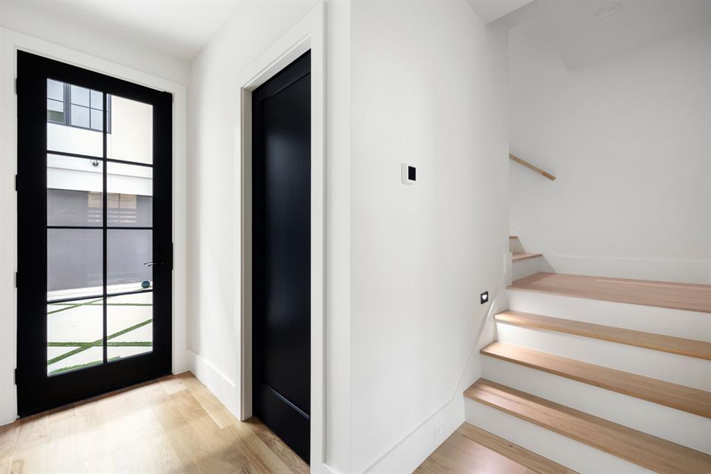 3943 Hawthorne 102