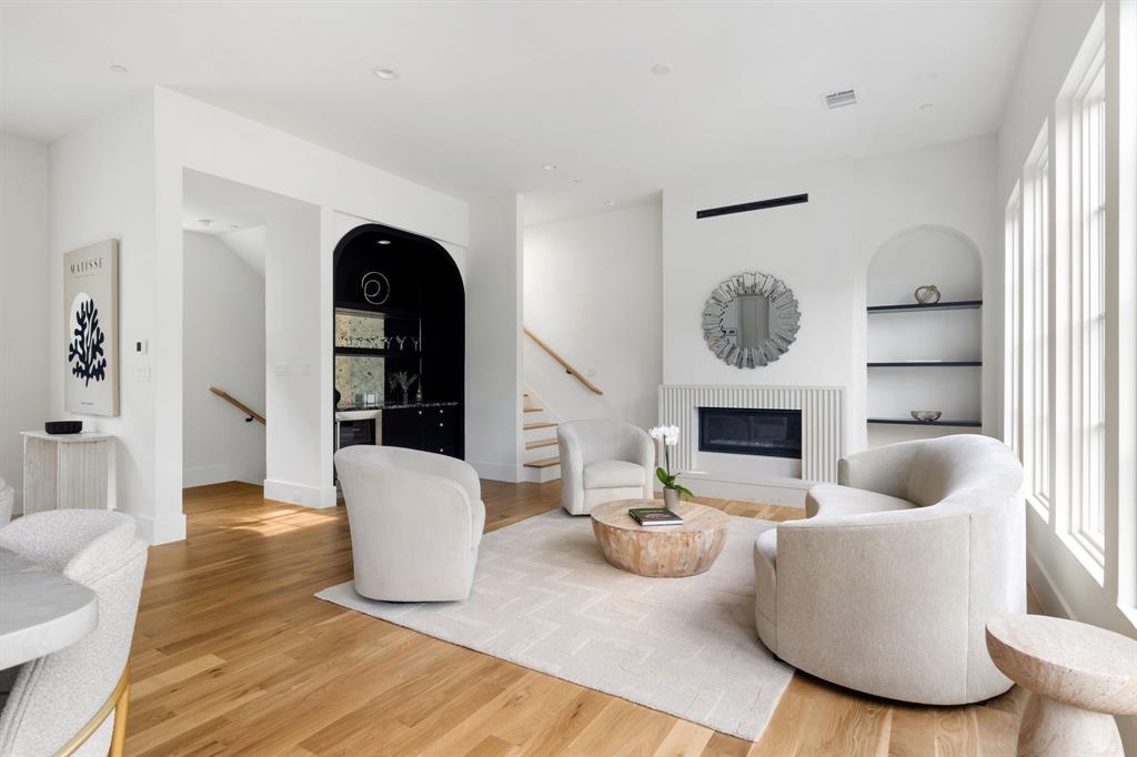 3943 Hawthorne 102