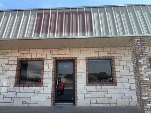 Photo of 1307 W Pearl Street, Granbury, TX 76048 (MLS # 21261331)