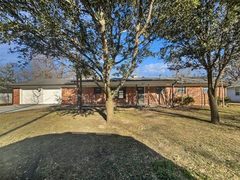 Photo of 464 W Fulton Street, Van Alstyne, TX 75495 (MLS # 21156385)