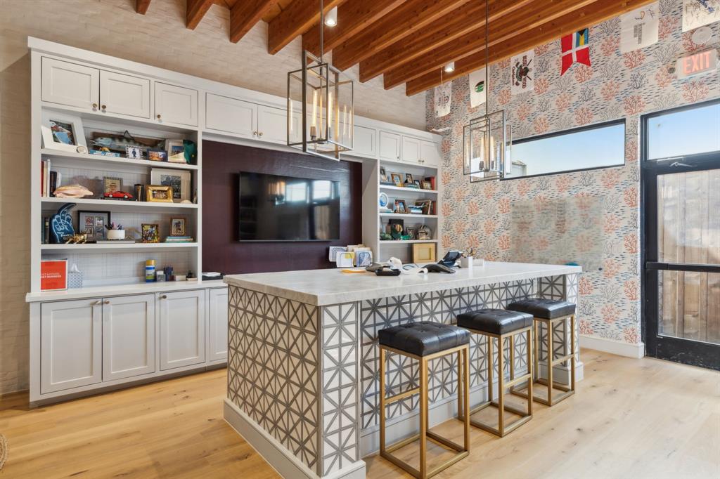 HAMPTON & INDUSTRIAL - Commercial Sale