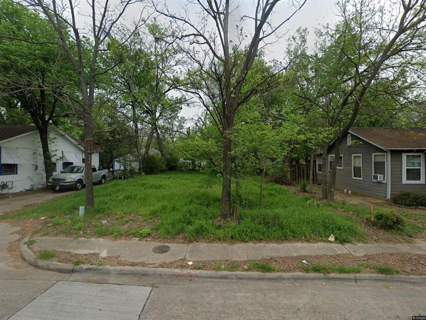 Nice sized lot ready for a new home. This is a great development opportunity for a investor. Located close to downtown in a up and coming neighborhood.