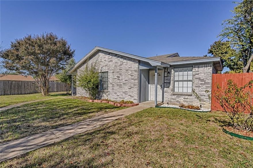 3-bedroom, 2-bath duplex located in the award-winning Mansfield ISD! Open floor plan. Kitchen features beautiful backsplash, stainless steel appliances & lots of counters and cabinets. FRIDGE INCLUDED AS A COURTESY ITEM.  Storm doors and a fenced backyard, with a covered rear carport.