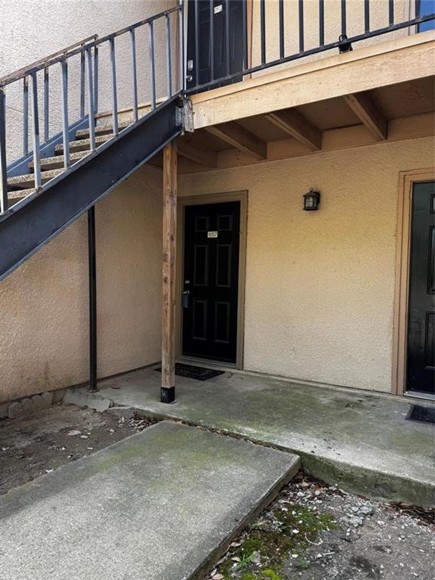 Beautiful 2 Bedroom Condo, ready to move in ,with tennis court and  close to mayor highways, public transportation, shopping, walking paths. Building J