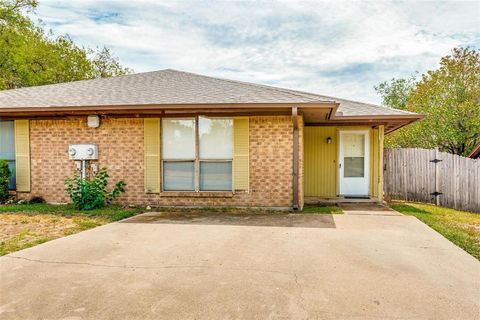 Photo of 1140 Jameson Street #B, Weatherford, TX 76086 (MLS # 21238211)
