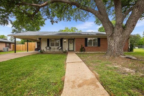 Photo of 2304 Kaynell Drive, Henderson, TX 75654 (MLS # 21250023)