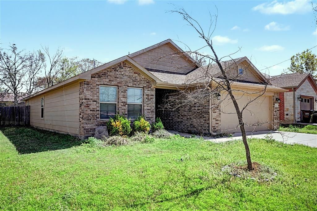 Photo of 1827 College Street, Greenville, TX 75401 (MLS # 21215230)