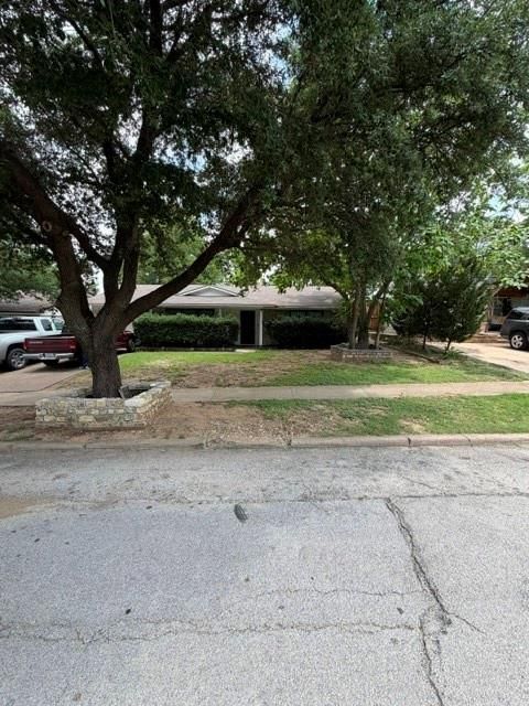 Photo of 430 W Phillips Court, Grand Prairie, TX 75051 (MLS # 21310610)