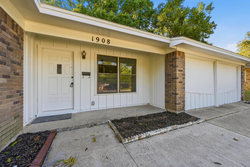 1908 Glencrest Circle