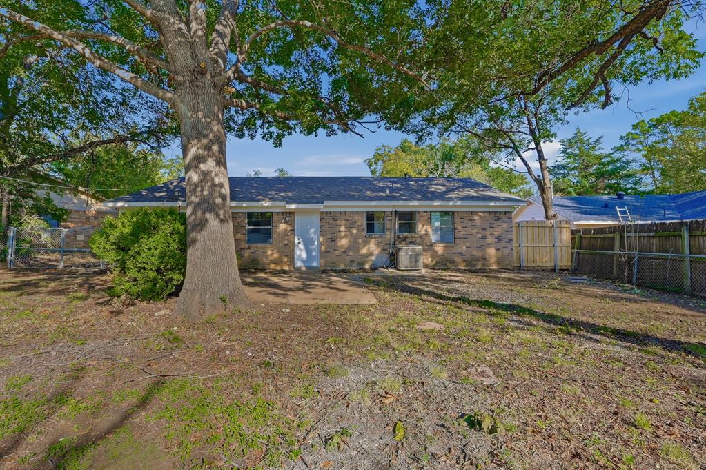 1908 Glencrest Circle