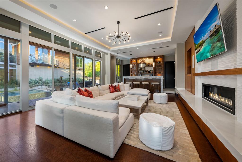 6 Dallas City Bl 6416 - Residential