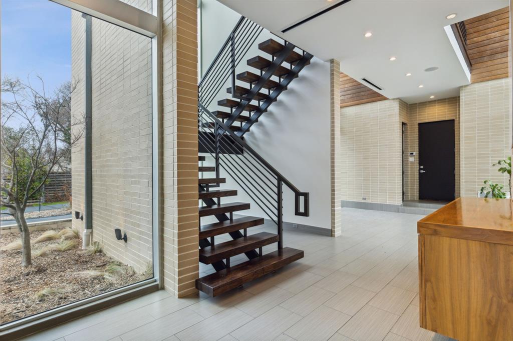 6 Dallas City Bl 6416 - Residential