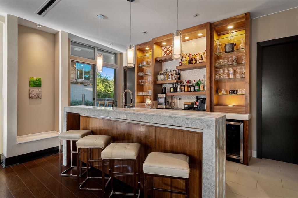 6 Dallas City Bl 6416 - Residential